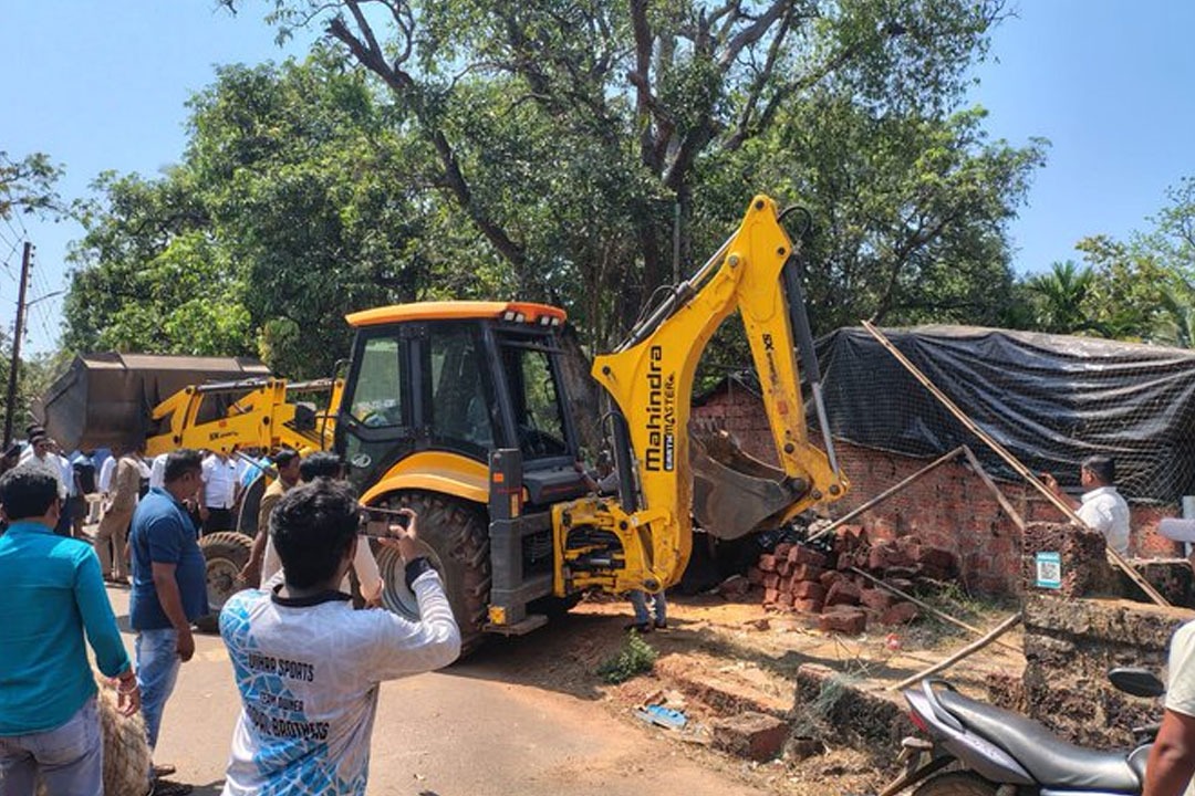 భారత్-పాక్ మ్యాచ్ సందర్భంగా పాక్ అనుకూల నినాదాలు చేసిన వ్యక్తి షాపును కూల్చేసిన అధికారులు