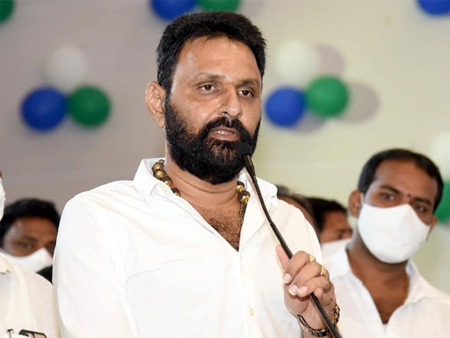 కొడాలి నాని అనుచరులకు పోలీసుల నోటీసులు